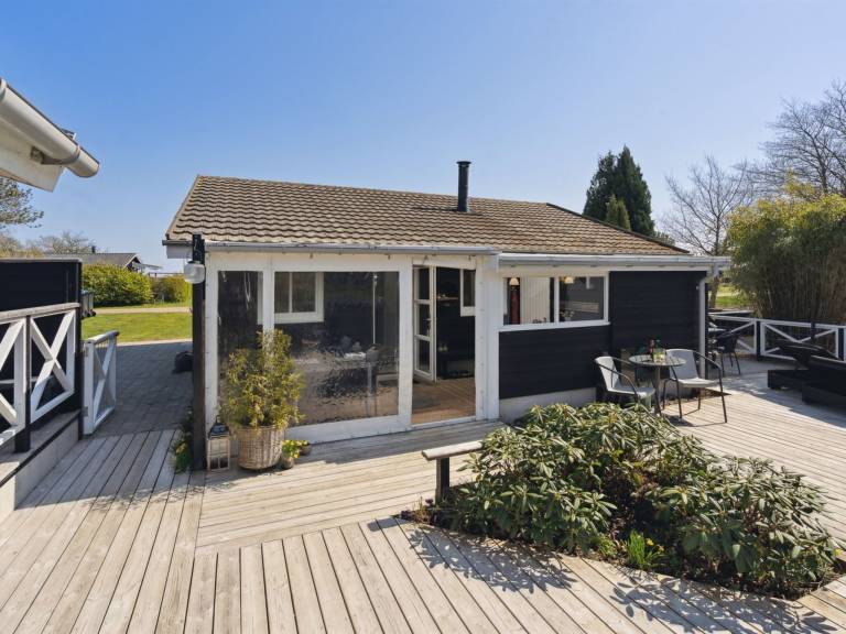 Vacation home with patio & garden — photo 3
