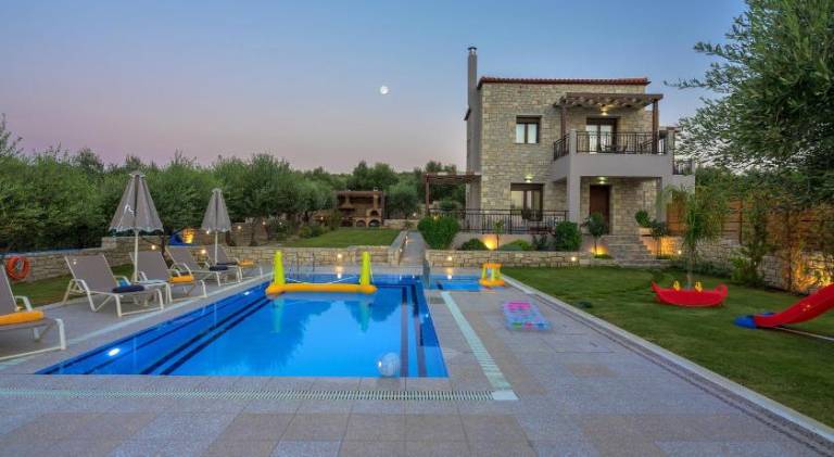 Villa with private pool, hot tub & grill in Rethymno