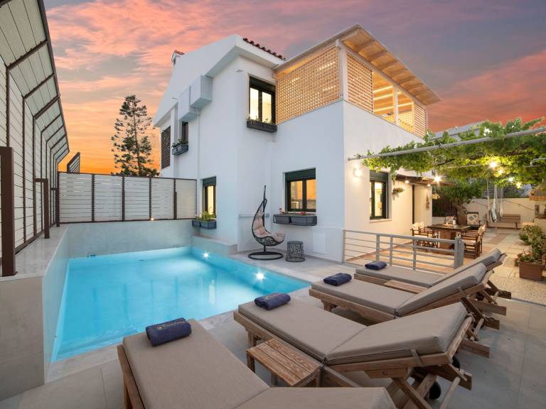 House with patio, barbeque & yard in Ierapetra