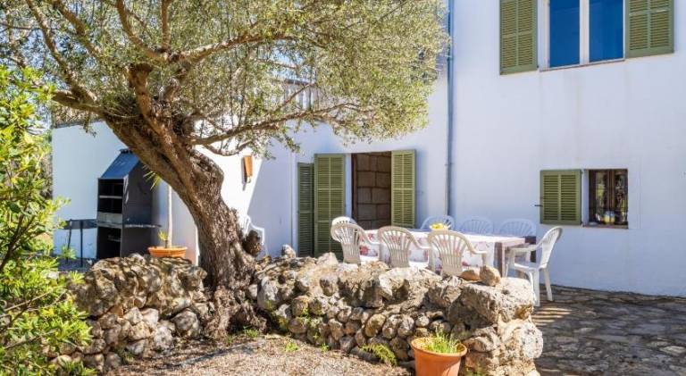 Villa with BBQ, yard & patio | Perfect for remote work — photo 3