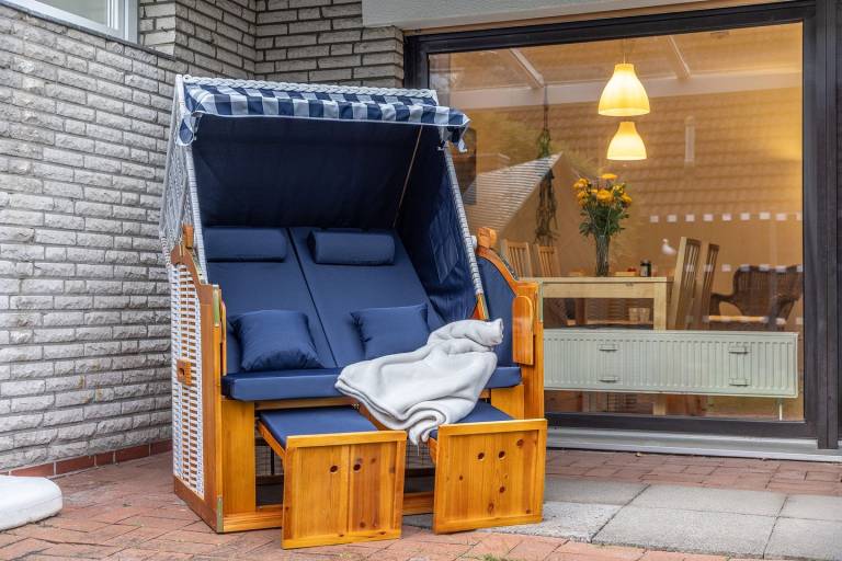 Traumhaft nordisch: Diese gepflegte Erdgeschosswohnung empfängt Sie mit einem gemütlichen Wohn-/Essbereich, separater Küche und direktem Zugang zu Terrasse und Garten. Eine echte Küstenperle – beliebt, begehrt und schnell vergriffen! — photo 2