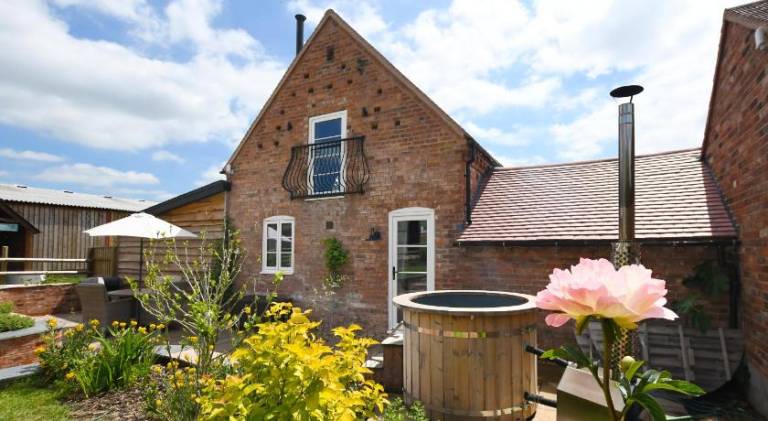 House with garden, barbecue & jacuzzi — photo 3