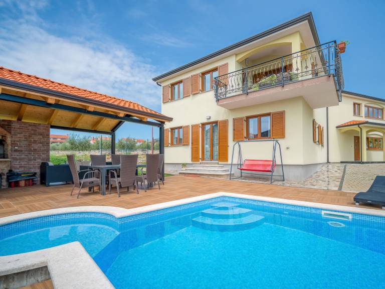 Fully equipped holiday apartment with barbeque, pool & yard | Pet-friendly — photo 5