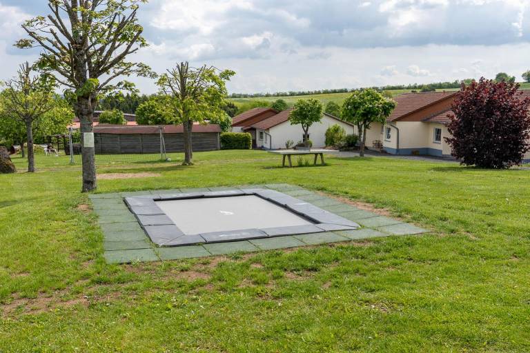 Vacation home with yard, barbeque & pool — photo 3