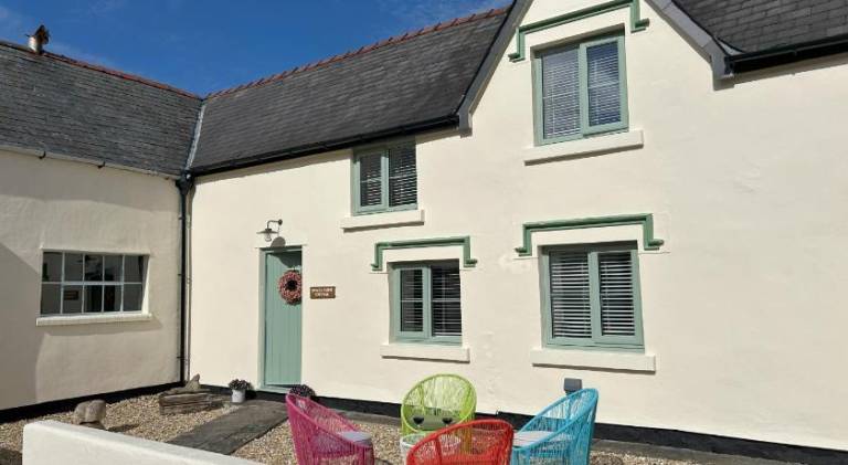 Vacation home with grill, yard & terrace in Llangollen