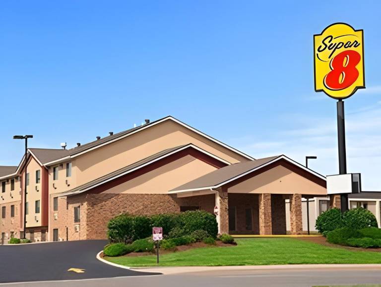 Super 8 by Wyndham Collinsville St Louis