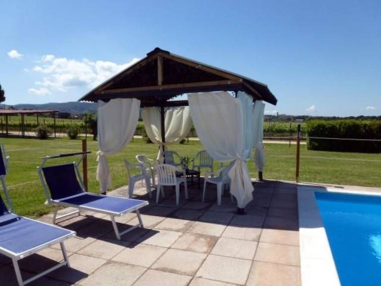 Holiday apartment with barbecue, yard & pool — photo 4