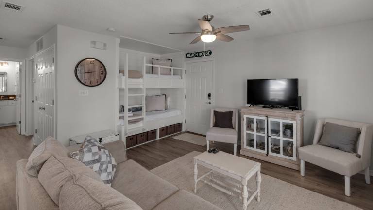 Walking Distance to Beach, Large Pool, Ground Floor Free Attraction Tickets! — photo 3