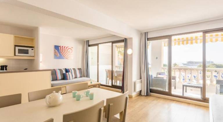 Serviced apartment with patio, garden & pool | Close to the beach | Dogs allowed — photo 2