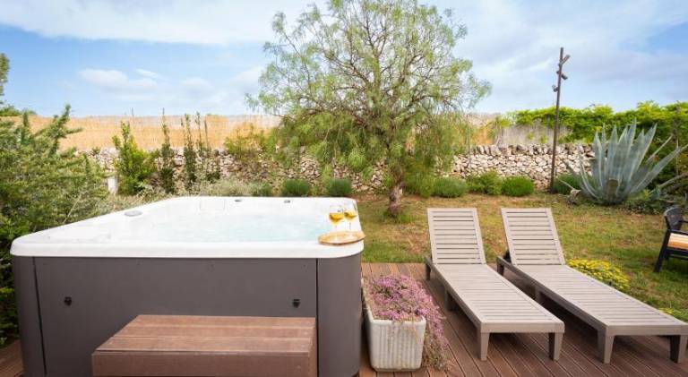 Vacation home with pool, terrace & hot tub — photo 3