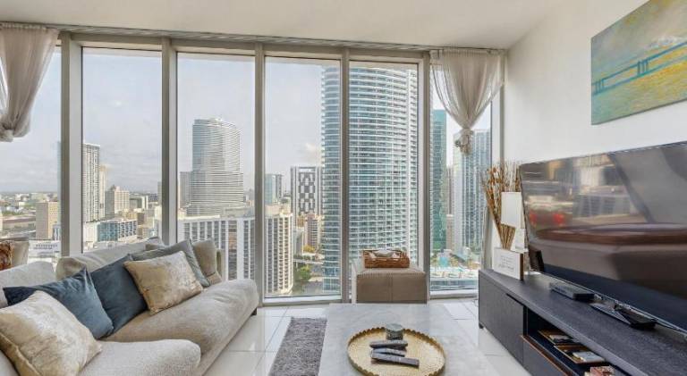 Rental apartment with pool & hot tub | Next to Bayfront Park | Pets are welcome — photo 2