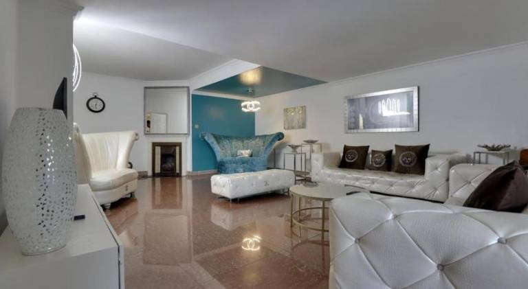 Modern 5BR Retreat with Spa, & Private Parking in Hayes