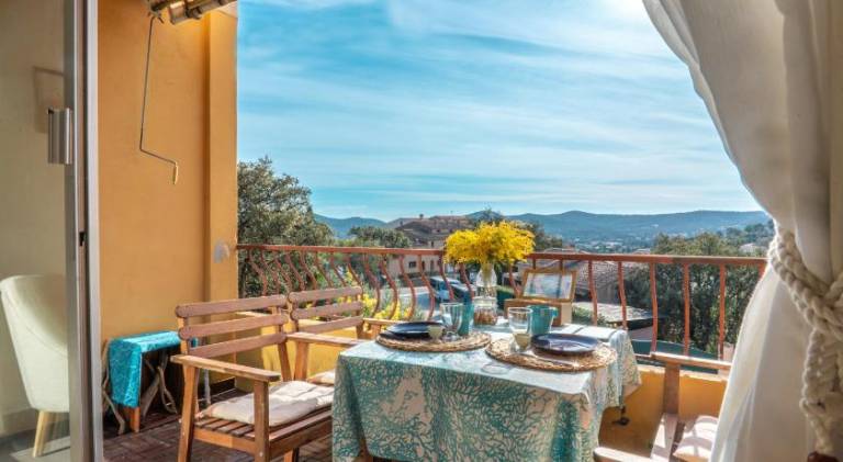 Rental apartment with patio in Bormes-Les-Mimosas