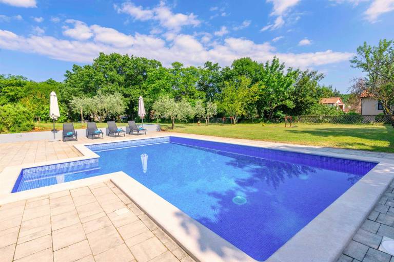 Children-friendly lovely rental with garden, patio & barbeque | Pool view | Pet-friendly — photo 2