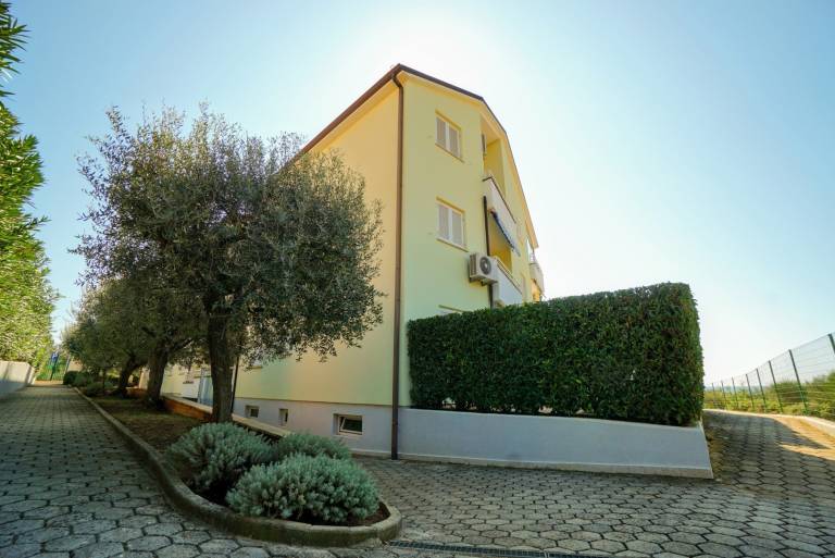 Apartment with barbecue & patio | Beach view in Umag