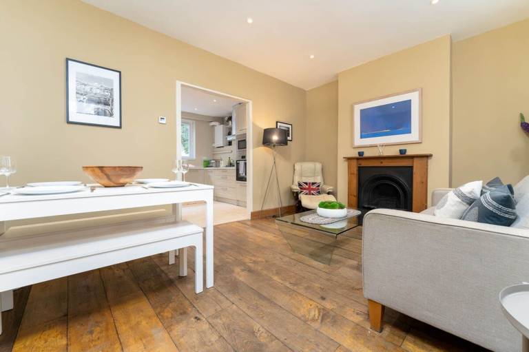 Children-friendly vacation home with garden | Close to British Airways i360 | Pet-friendly — photo 3