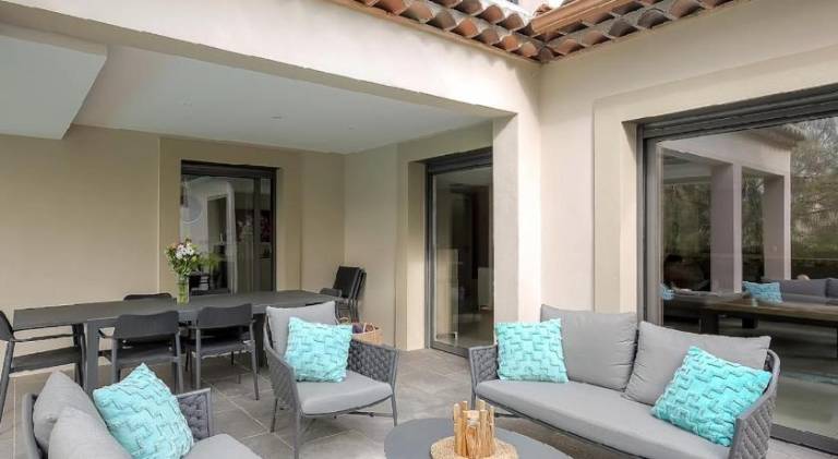 Villa with pool — photo 3