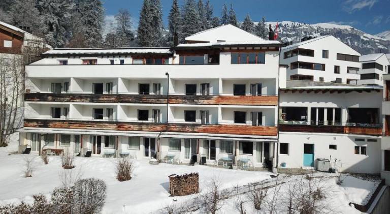 Serviced apartment with barbecue, terrace & yard in Flims