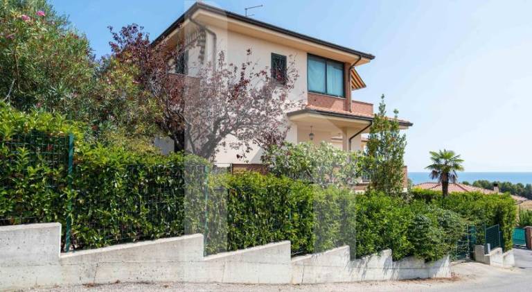 Villa with 5 rooms for 9 persons in Pineto