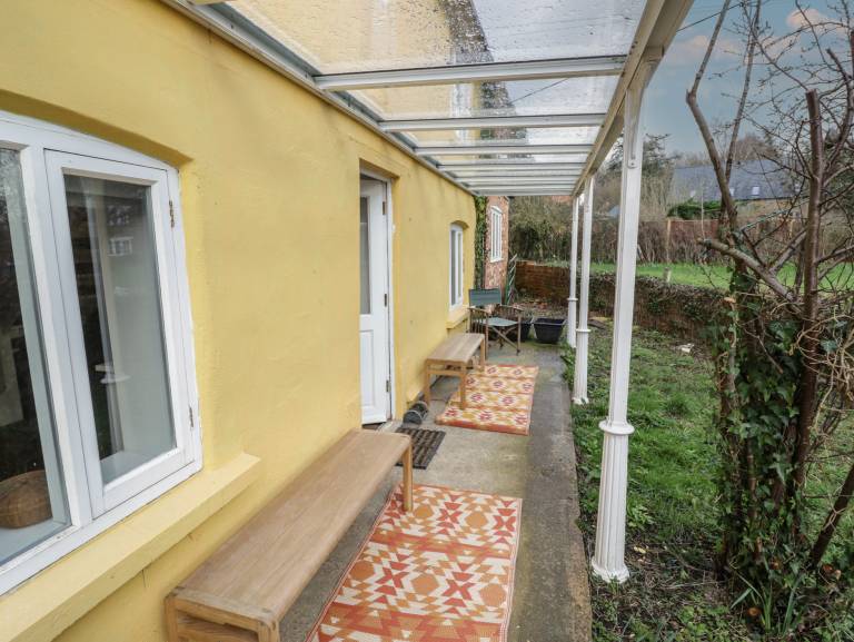 Cottage with yard — photo 2