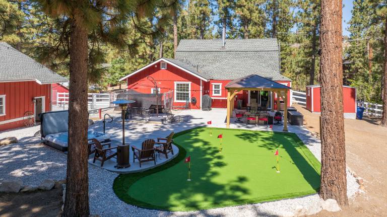 Fully equipped pleasant vacation home with grill, garden & jacuzzi | Pet-friendly in San Bernardino, CA