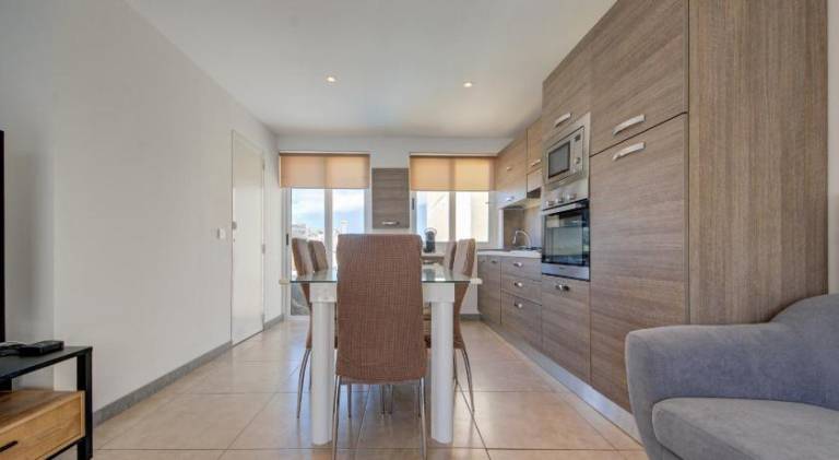 Charming Home with Jacuzzi in St Julians — photo 2
