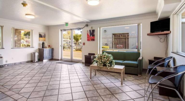 Motel 6 Portland, OR Mall 205 — photo 3