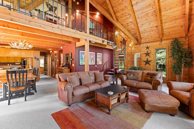 Bear Lodge - Hot Tub - Forested Setting - Pet Friendly — photo 2