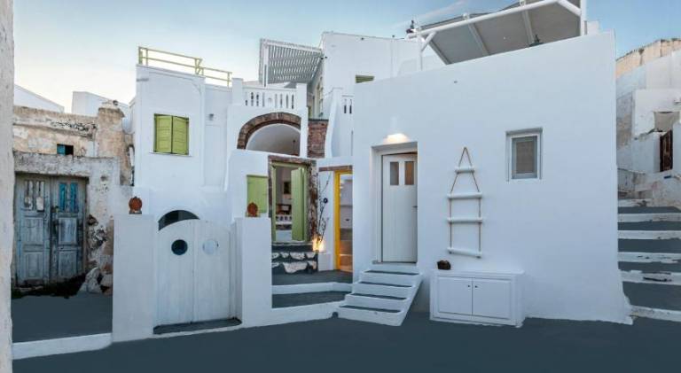 Vacation home with terrace in Santorini