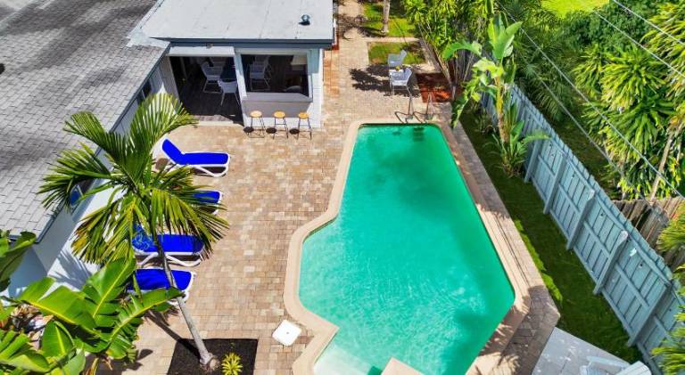 Vacation home with pool — photo 5