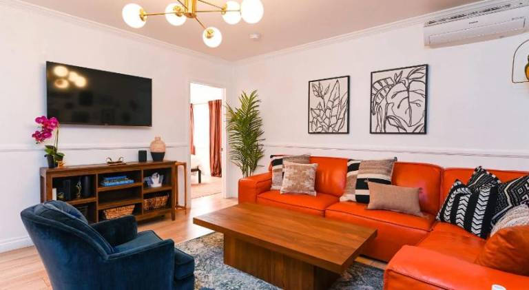 Immaculate 3BDR Bungalow - 5-Min Walk to Beach — photo 3