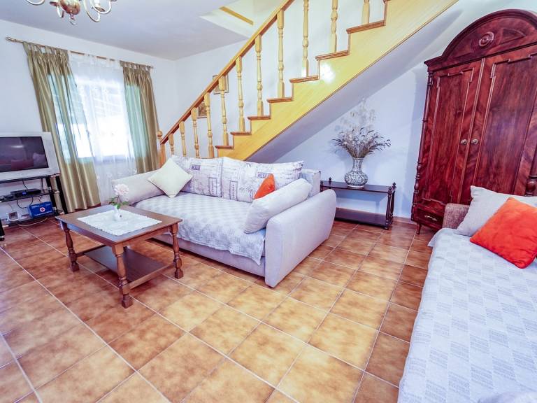 Beautiful vacation home with garden, grill & patio | Pets allowed — photo 4