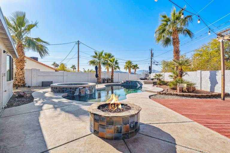 House with heated pool, barbeque & hot tub — photo 3