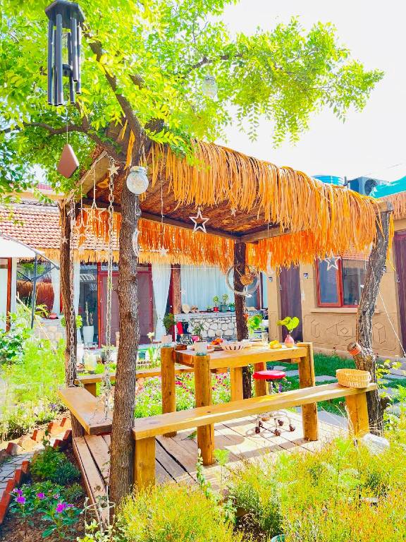 Bungalow with barbeque, yard & hot tub | Suitable for remote work — photo 3
