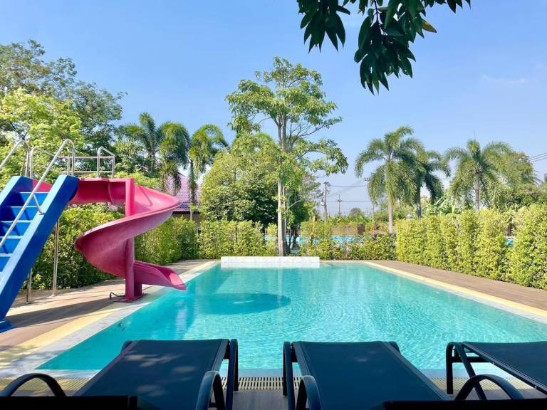 Lovely house with hot tub, pool & BBQ | Perfect for remote work | Dogs allowed in Chonburi