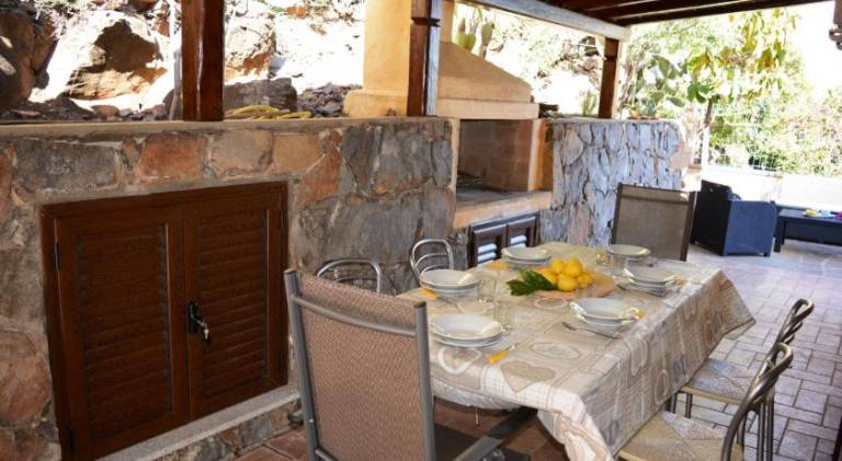 Apartment with grill & patio — photo 4
