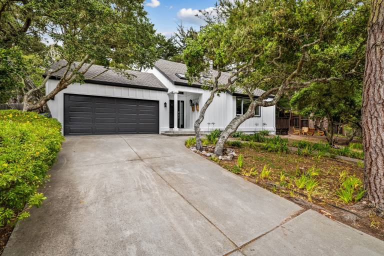Vacation home with yard — photo 2