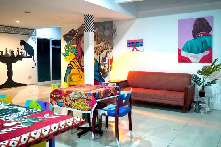 BW thai art style hotel — photo 3