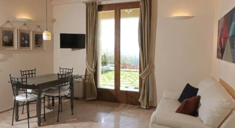 Apartment with terrace & yard in Castellina in Chianti