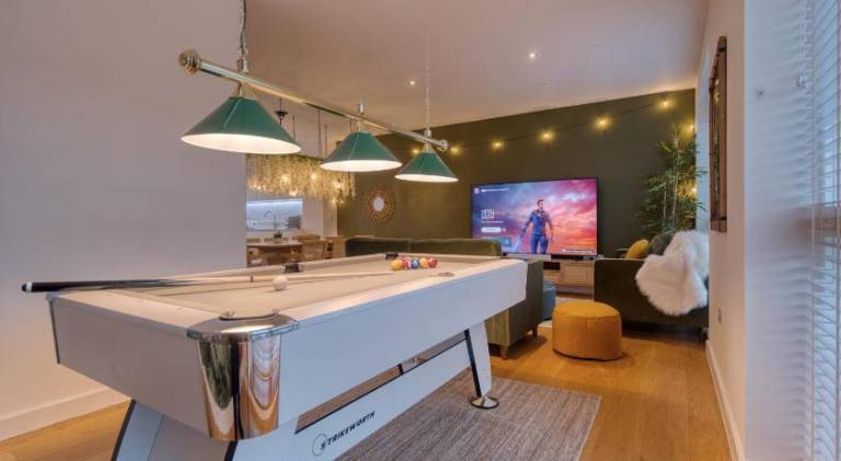 Cambridge - hot tub, sauna, parking, pool table in Cambridge