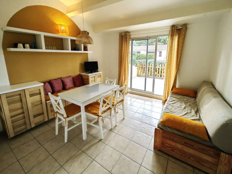 Air-conditioned semi-detached villa with pool, 4 pers, parking in Agde
