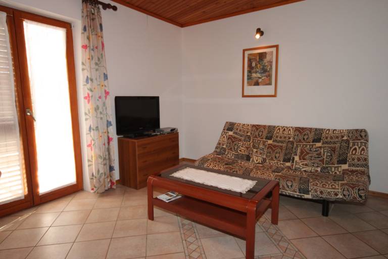Apartment with patio — photo 2