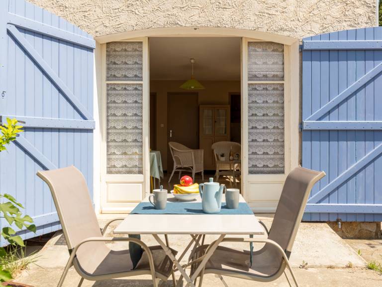 Holiday apartment with patio & yard — photo 2