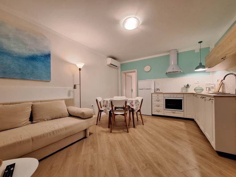 Holiday apartment with patio & yard | Garden view — photo 2