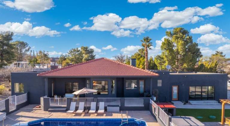 Luxury 5BR Cottonwood Retreat with Pool and Panoramic Views in Cottonwood, AZ