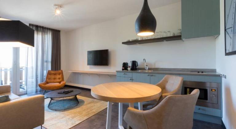 Serviced apartment with patio & yard | Beach nearby | Pets allowed — photo 2