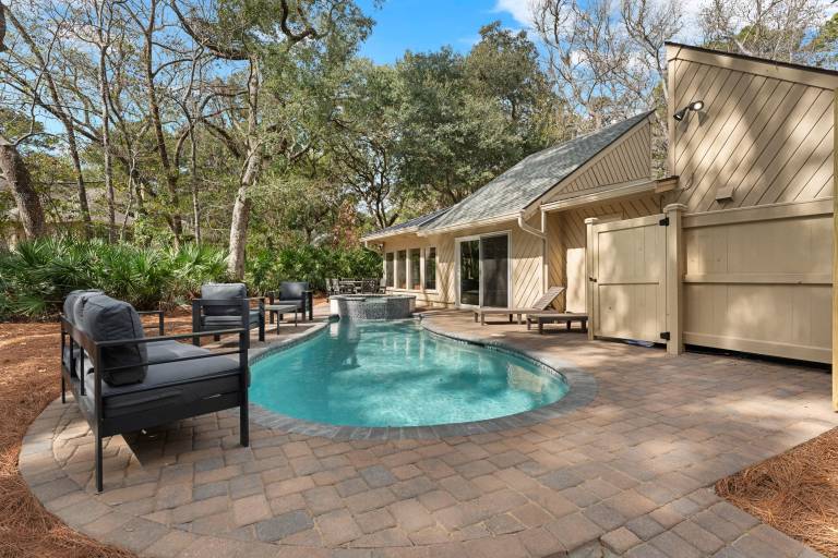 Vacation home with barbecue, private pool & jacuzzi | City view | Suitable for remote work — photo 2