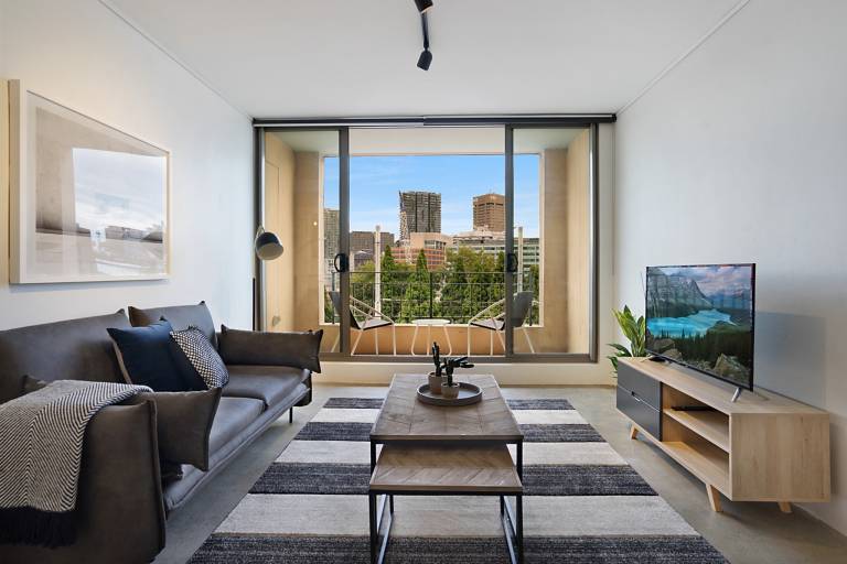 Central 1 Bedroom Apartment with City Views
