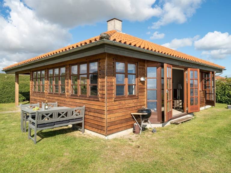 Vacation home with patio, BBQ & garden | Sea view — photo 5