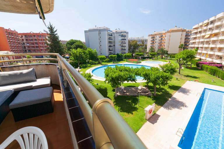 Rental apartment with pool, yard & patio in Cambrils